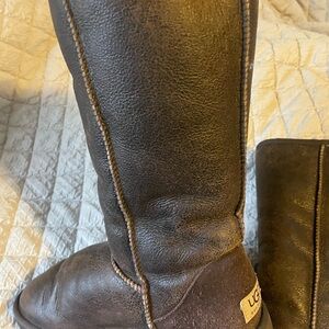 Ugg distressed leather Brwn boots sz 8
